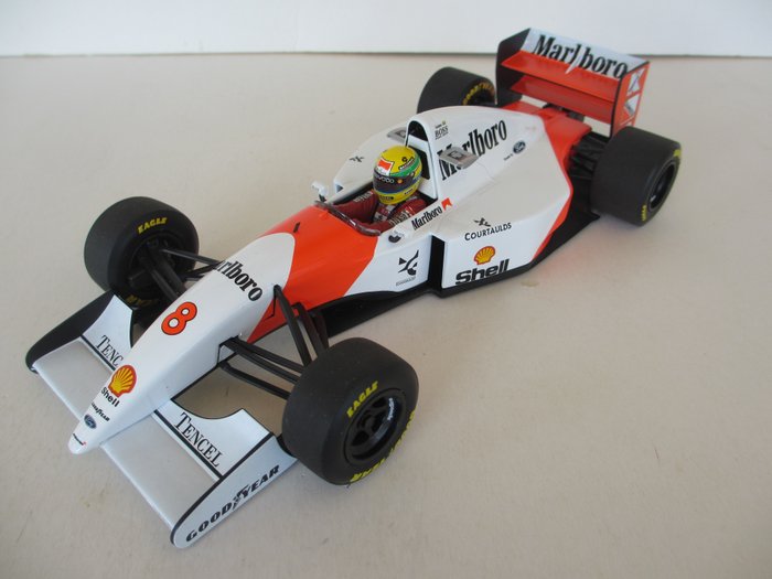 Minichamps - 1:18 - McLaren Ford MP 4/8  Japanese GP 1993 - McLaren Ford MP 4/8 Winnaar Japanse GP 1993 met 2 camera's