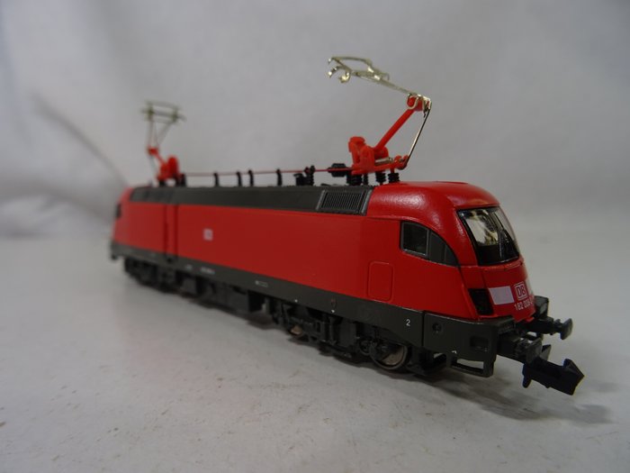 Hobbytrain N - 219670 - Elektrische locomotief - Taurus BR 182 - DB