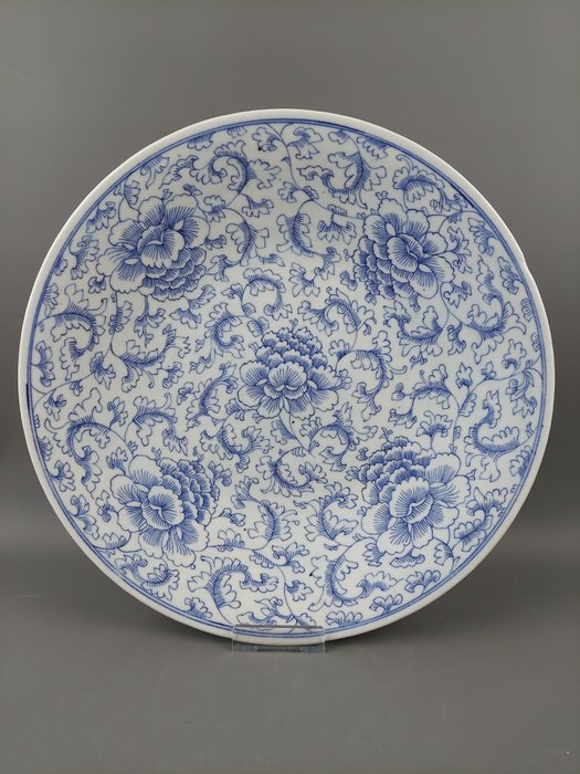 Piatto (1) - Blu e bianco - Porcellana - Fiori - Very large beautifull plate with floral decor Ø 33,5 cm - Cina - Daoguang (1821-1850)