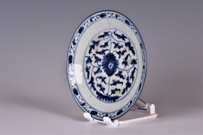 Piatto, Piatto (1) - Blu e bianco - Porcellana - Fiori - 青花菊紋碟 ( Lot.00395) - Cina - XVIII - XIX secolo
