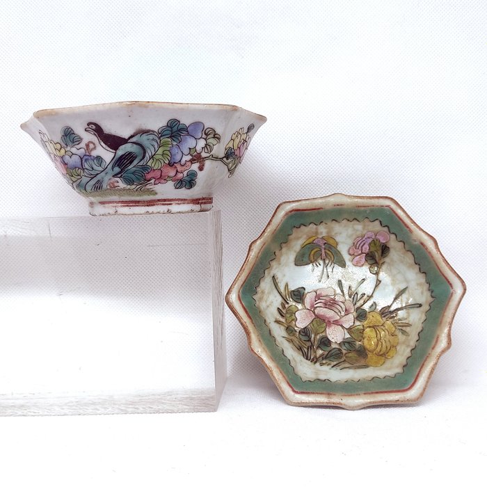 Ciotola e Piatto (2) - Famille rose - Porcellana - Cina - Fine XIX - inizio XX secolo