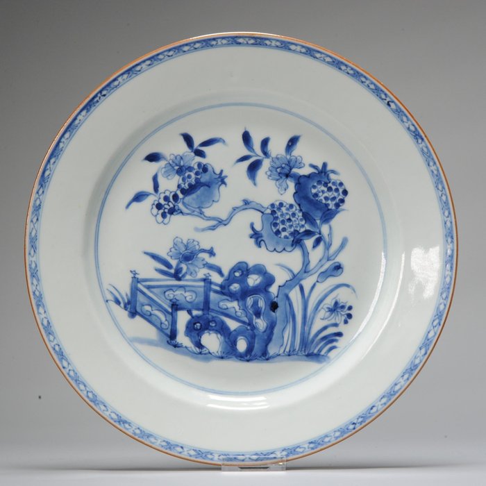 Piatto - Porcellana - Larger sized Chinese porcelain with plate with pomegranates Perfect condition - Cina - Yongzheng (1723-1735)