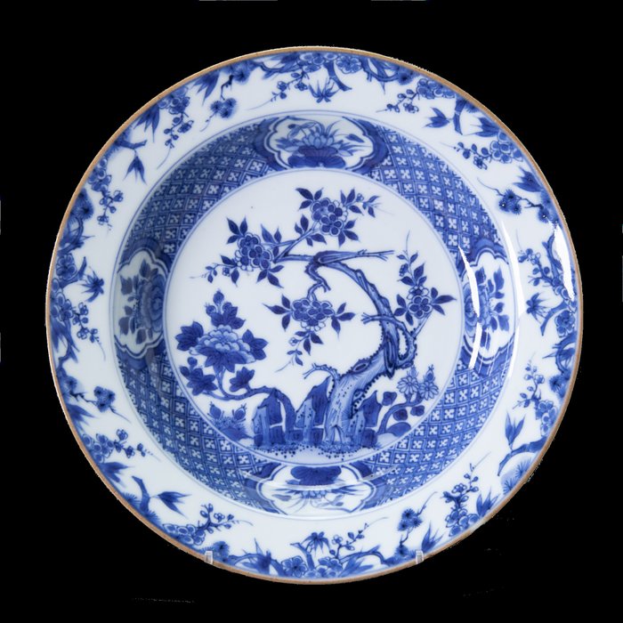 Piatto profondo (1) - Blu e bianco - Porcellana - albero in fiore - Cina - Yongzheng (1723-1735)