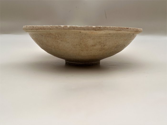 Ciotola, Scodella per il tè (1) - Celadon - Porcellana - 影青釉印花芒口碗(Lot.00242) - Cina - Song Meridionali (1127-1279)