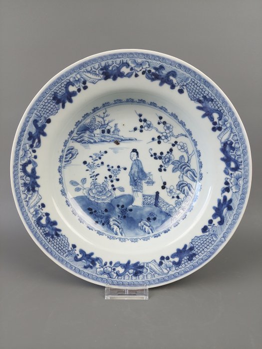 Piatto (1) - Blu e bianco - Porcellana - Lunga Elisa in un giardino - Deep plate with Long Eliza in garden decor Ø 23 cm. - Cina - XVIII secolo