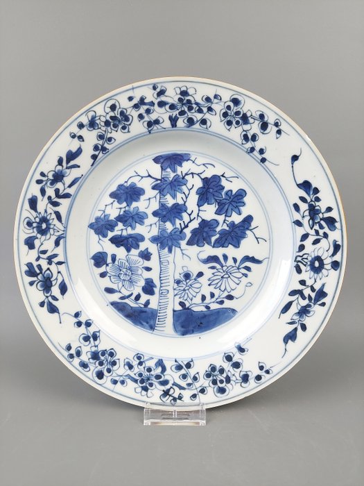 Piatto (1) - Blu e bianco - Porcellana - Albero e peonie - Beautiful Kangxi plate Ø 22,5cm - Cina - Kangxi (1662-1722)