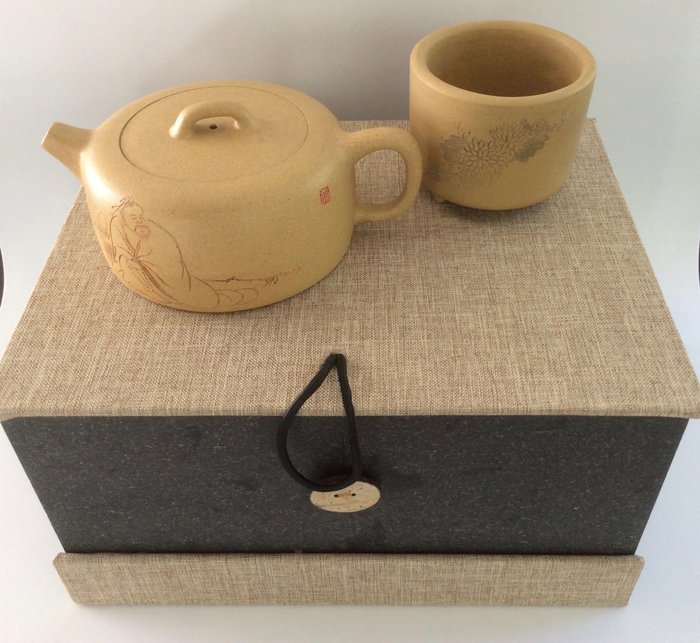 Tazza, Teiera - Ceramica - a Yixing teapot and 'Duanni' type cup - Cina - Seconda metà del 20° secolo