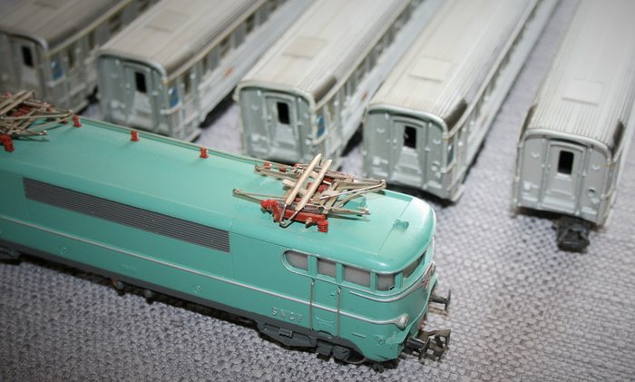 Märklin H0 - 3038/4050 - Electric locomotive, Passenger carriage - BB 9200 with 5 carriages, 1st class - SNCF