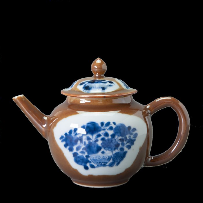 Teiera (1) - Cappuccino / bianco blu - Porcellana - Fiori all'interno di un pannello - Cina - Qianlong (1736-1795)