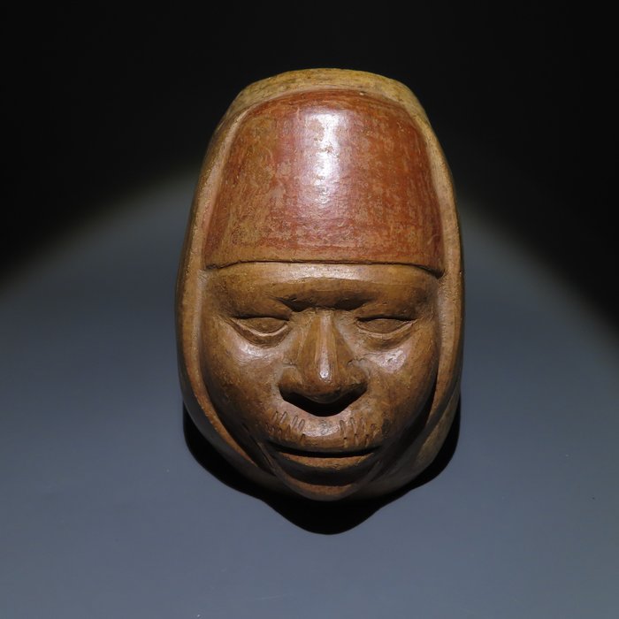 Moche, Peru Terracotta Huaco in Form eines menschlichen Kopfes. 200-600 n. Chr. 16 cm. H. Mit spanischer Importlizenz.