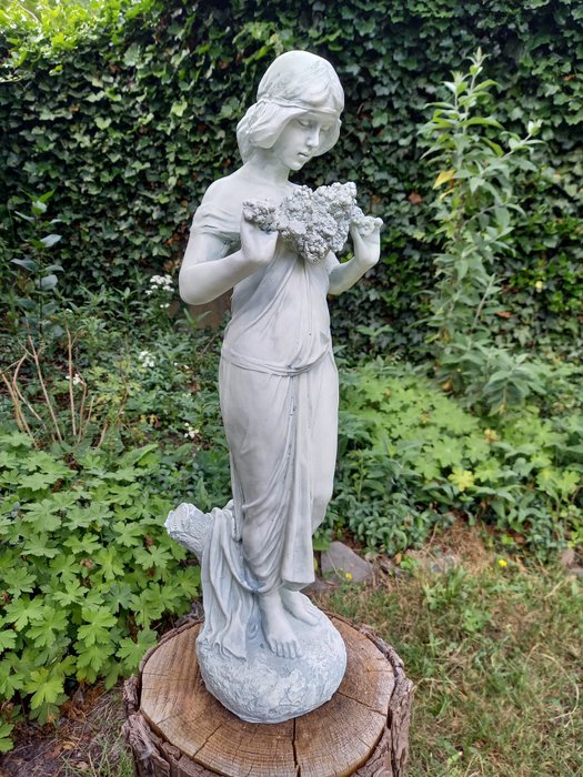 Skulptur, "Standing Woman with Flowers" in Art Deco Style - 59 cm - Harz
