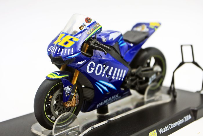 Yamaha YZR-M1 / Valentino Rossi (World Champion 2004) - 1:18