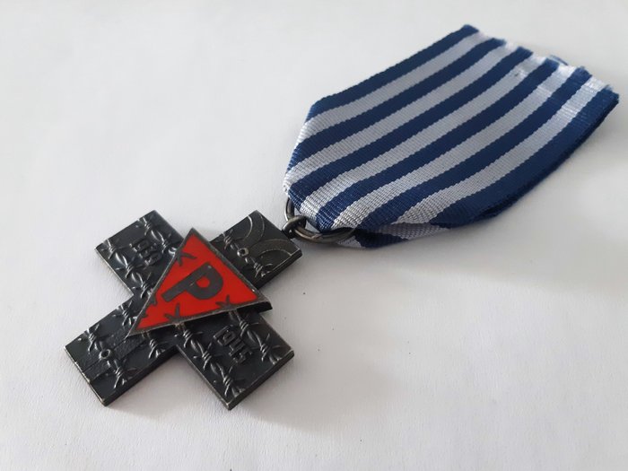 Polonia - Esercito/fanteria - Medaglia da campo di concentramento polacco con nastro di seta originale. Croce di Auschwitz