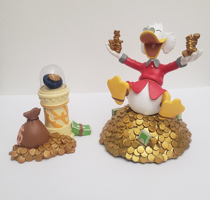 Preview of the first image of Disney Parks - Scrooge and his first dime - 2 figurines.