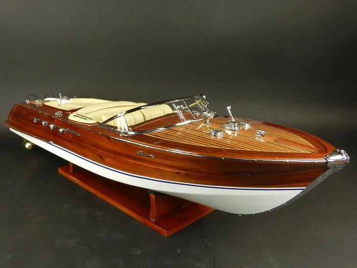 Preview of the first image of Scale boat model, Large Model riva aquarama 87cm Italian wood - Wood - Late 20th century.
