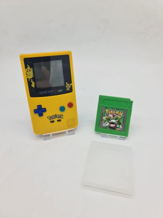 Nintendo Gameboy Color Pikachu Edition 1998 (with replacment housing) + Pokemon Green with new battery - Ensemble de console de jeux vidéo + jeux - avec protections de boîte