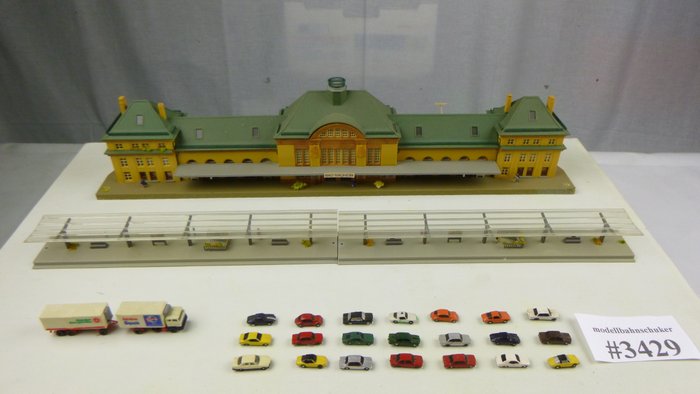 Kibri, Märklin, o.a. Z - 6700 - Landschap - Groot treinstation van Bad Nauheim met 2 perrons en 22 handgeschilderde auto's - # 3429