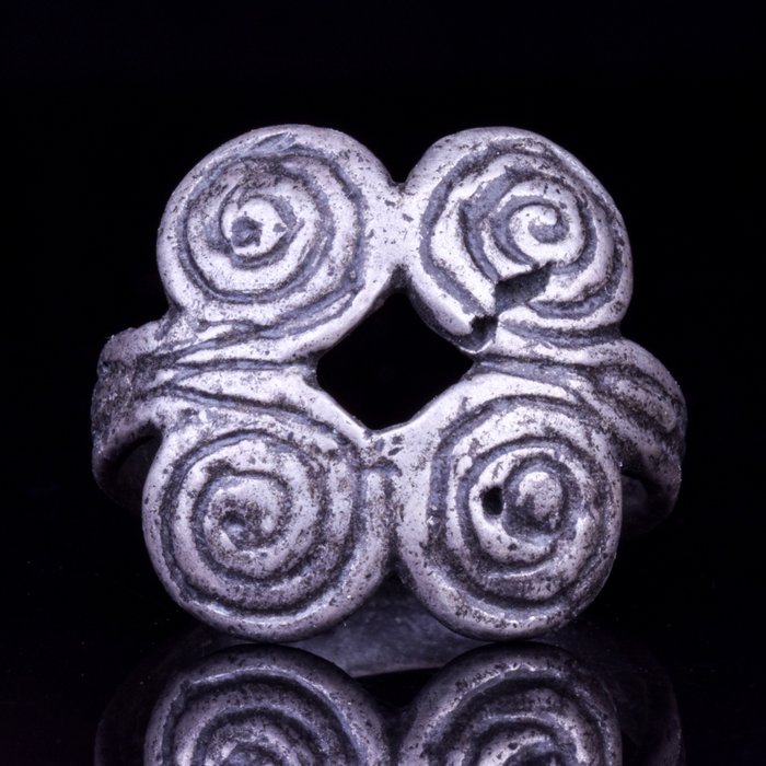 Anello a spirale in argento dell'era vichinga. ca 900 - 1100 d.C. * nessuna Riserva * (1)