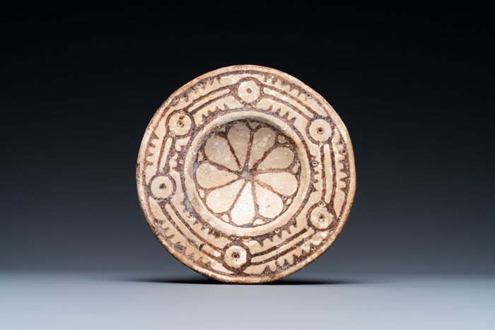 美索不达米亚 Faience 带有花卉图案装饰的杯子。直径 11 厘米。品质优良公元前 2 世纪末至公元前 1 世纪