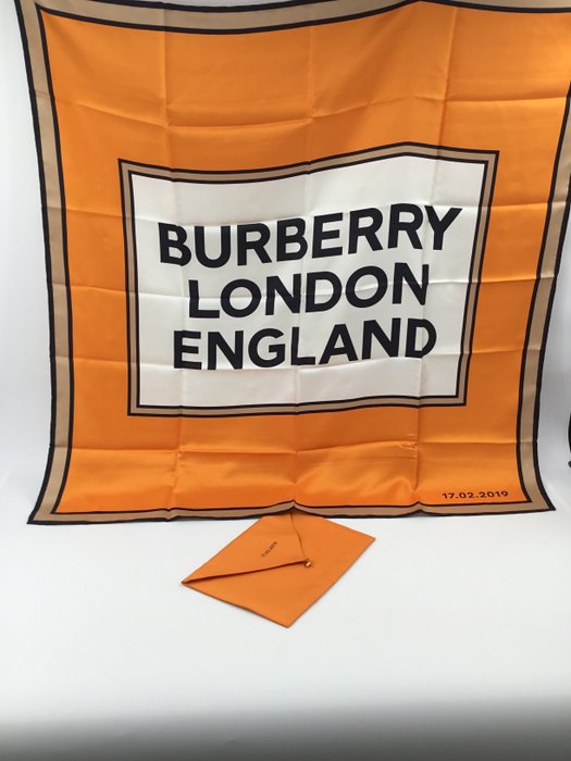 Burberry - Monogramme /90/90 cm +pochette - 围巾