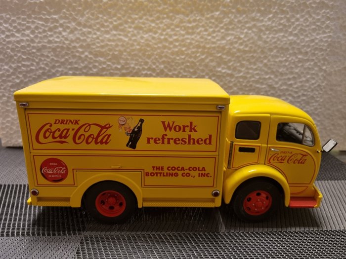 Danbury Mint - 1:24 - 1955 Delivery Truck Coca Cola