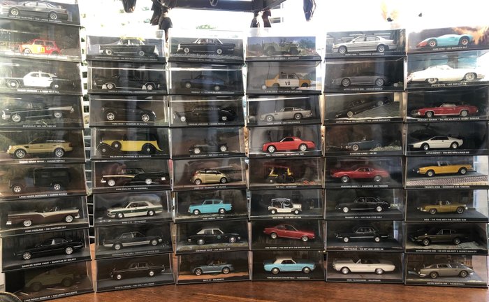 Eaglemoss - 1:43 - James Bond 007 - Lot of 108 Model Cars (incl. 106 matching magazines) in their original vinyl boxes