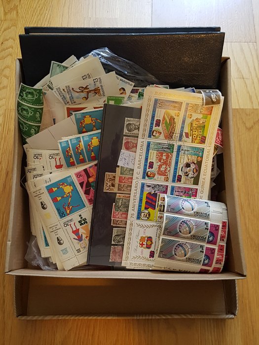 Wereld 1958/1998 - Box containing stamps, complete sets of miniature sheets... from many countries around the world.