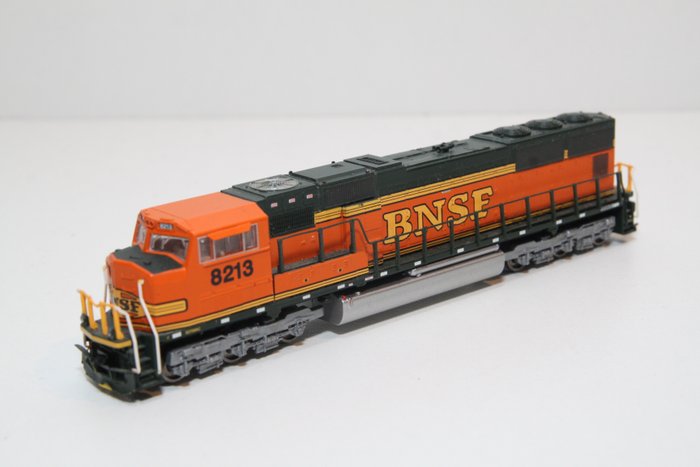 Athearn N - 10713 - Diesel-electric locomotive - EMD-SD75 - BNSF