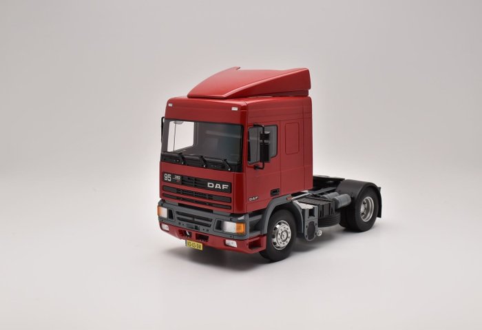 Scale Masters - 1:18 - DAF 95-FT Space Cab - + Vitrine Acrylique