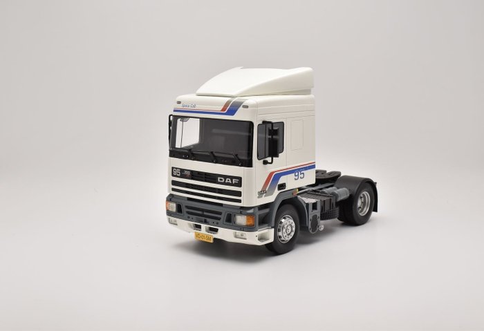 Scale Masters - 1:18 - DAF 95-FT Space Cab Demo - + Acrylic Showcase