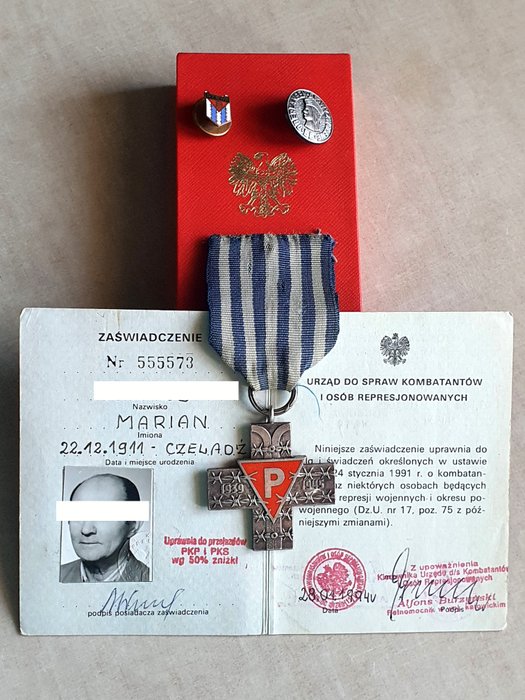 Polen - Auschwitz-Kreuz (Oświęcim)-Medaille, PZBWP-Abzeichen, Oberlangen und ein Berechtigungsschein gebraucht kaufen  