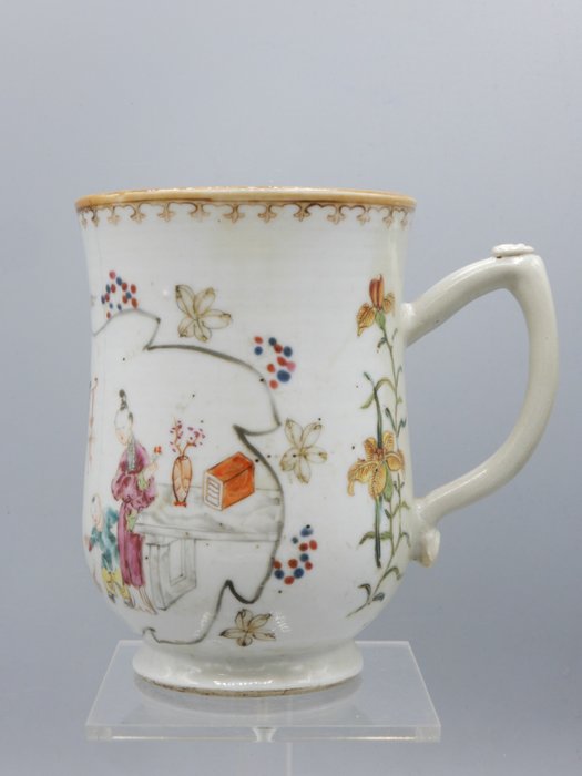 Mug with figural decoration - Porcelain - China - Qianlong (1736-1795)