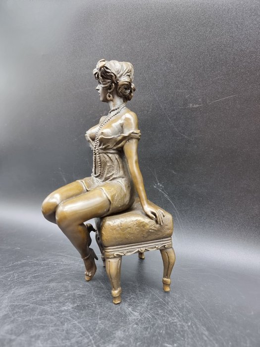 Statue, Bronze Lady on a Pouf - 24 cm - Bronze