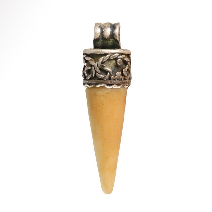 Pendente in argento e osso di epoca vichinga con dente protettivo. ca IX secolo d.C. (1)