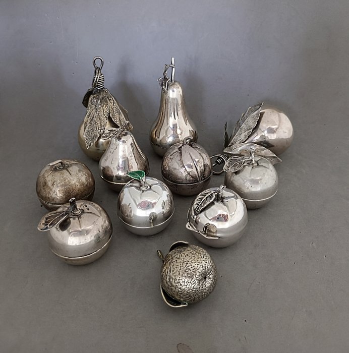 11 scatole e ornamenti a forma di frutta - .800 argento - Cusi and others - Italia - metà del XX secolo