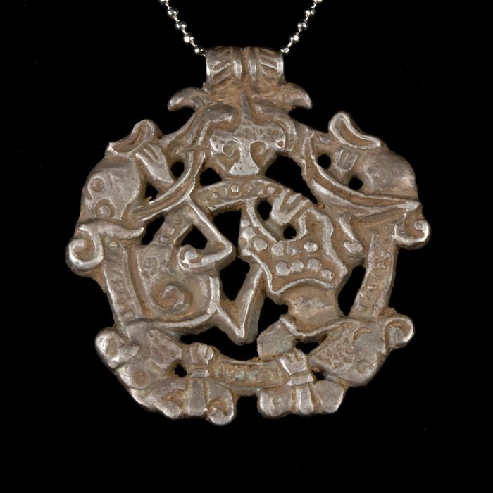 Ciondolo in argento vichingo con Odino che afferra i corvi. ca 900 - 1100 d.C (1)