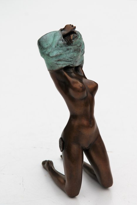 Staty, dame kleed uit - 16 cm - Brons