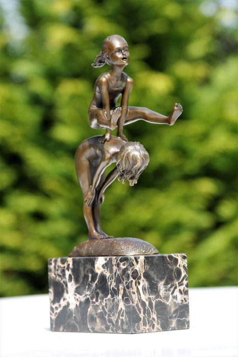 milo - Escultura, spelende kinderen haasje over - 28 cm - mármol bronce