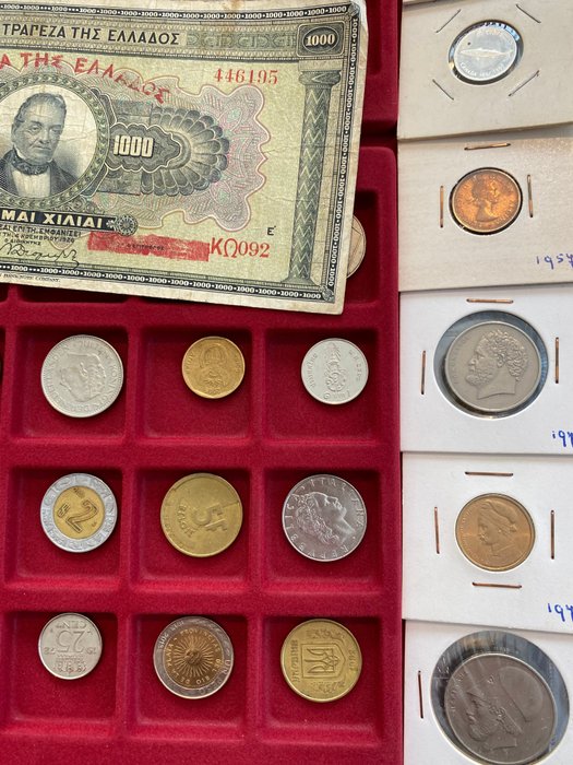 Wereld. Partij diverse munten, penningen, bankbiljetten + bodemvondsten w.o zilver in Muntkoffer
