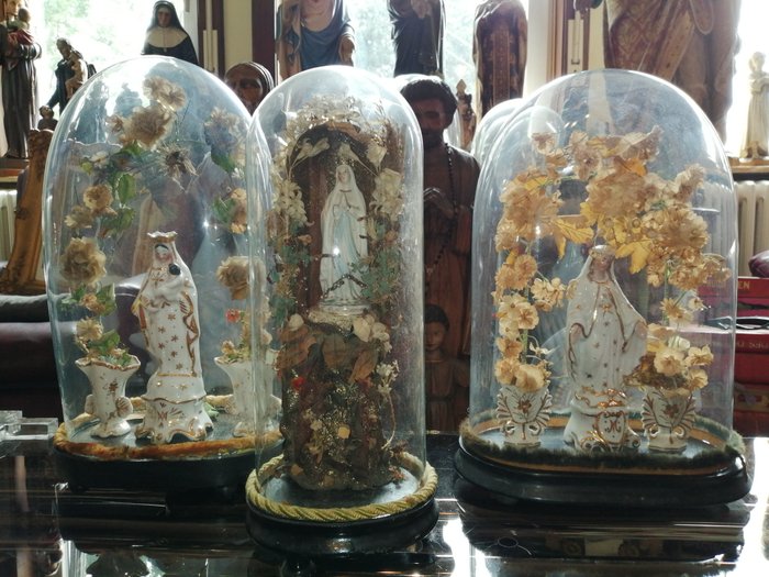 Lote 3 hermosas campanas de cristal de alrededor de 1860 Flores Vieux Paris Maria con 2 jarrones (3) - Estilo victoriano - Vidrio Madera Porcelana - alrededor de 1860
