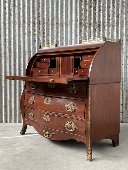 Preview of the first image of Curved cylinder desk (1) - Transition - Cuba mahogany - 1770 - 1780.