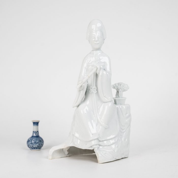 Statuetta/e - Blanc de chine - Porcellana - Seated Guanyin holding a scroll - Dehua - Cina - Kangxi (1662-1722)