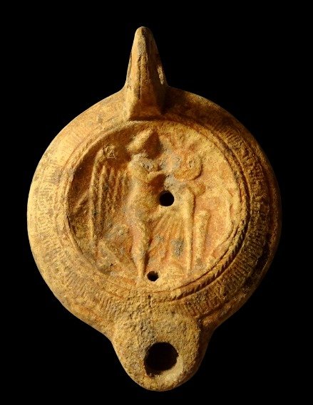 Roma antica Ceramica - Grande lucerna ad olio con decoro - Vittoria alata con scudo su spada - marchio del vasaio