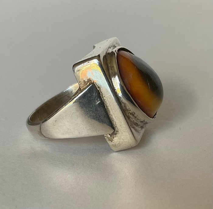 schors toeter Benadrukken Ring versierd met een Mata Biak schelp - .925 zilver - Indonesië -  Veilingagenda