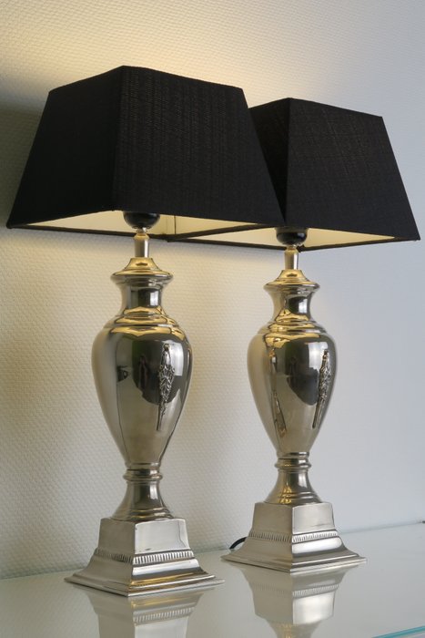 Una coppia di eleganti lampade da tavolo color argento - Stile neoclassico