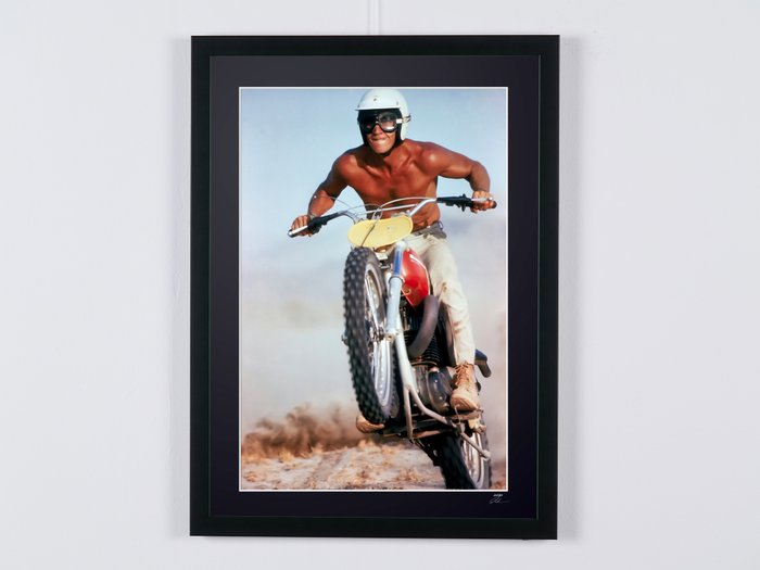 Steve McQueen - 1970 Husqvarna 400 Cross - Fine Art Photography - Luxury Wooden Framed 70X50 cm - Limited Edition Nr 01 of 50 - Serial ID 17177 - Original Certificate (COA), Hologram Logo Editor and QR Code