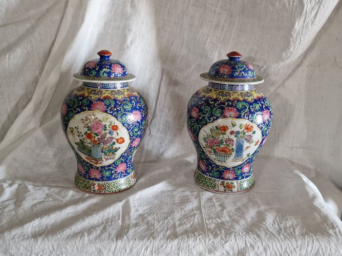 coppia di vasi cinesi (2) - Famille rose - Porcellana - Cina - Seconda metà del 20° secolo