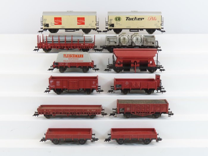 Fleischmann H0 - Goederenwagon - Twaalf 2-assige wagens; onder meer rongenwagen en koelwagen met opdruk "Coca Cola" - DB