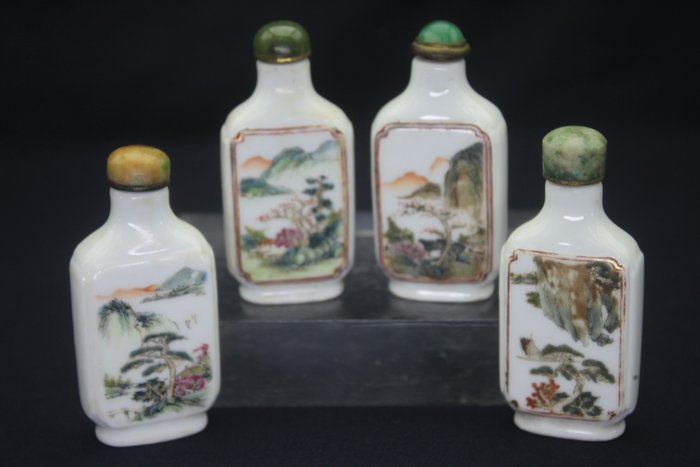 Bottiglie da fiuto (4) - Famille rose - Porcellana - 8cmH marks at bottom - Cina - Seconda metà del 20° secolo