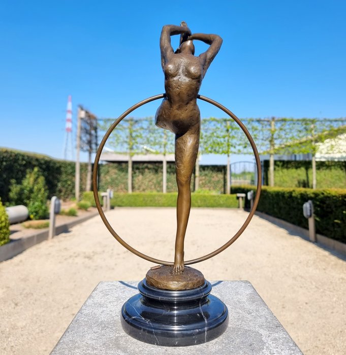 Skulptur, Ballerina hoop dancer - 40 cm - Bronse